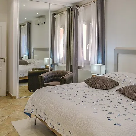 Studio Holiday In Raphael